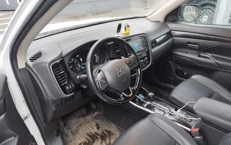 Mitsubishi Outlander III рестайлинг 3, 2018 год, 1 750 000 рублей, 6 фотография