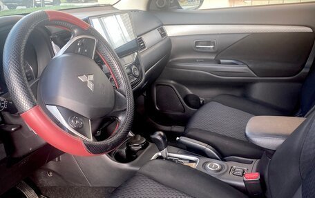 Mitsubishi Outlander III рестайлинг 3, 2014 год, 1 800 000 рублей, 3 фотография