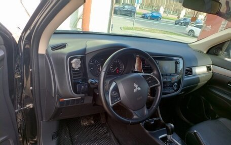 Mitsubishi Outlander III рестайлинг 3, 2014 год, 1 800 000 рублей, 6 фотография