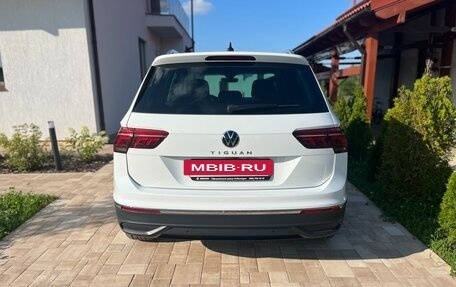 Volkswagen Tiguan II, 2021 год, 2 600 000 рублей, 2 фотография