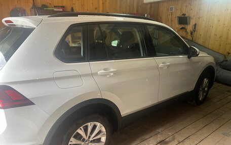 Volkswagen Tiguan II, 2021 год, 2 600 000 рублей, 2 фотография