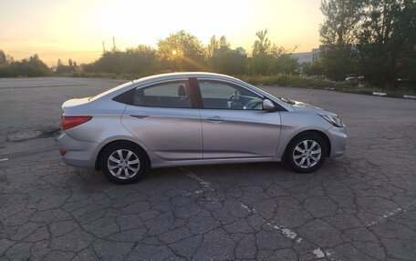 Hyundai Solaris II рестайлинг, 2013 год, 700 000 рублей, 2 фотография