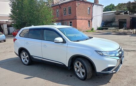 Mitsubishi Outlander III рестайлинг 3, 2018 год, 1 600 000 рублей, 3 фотография