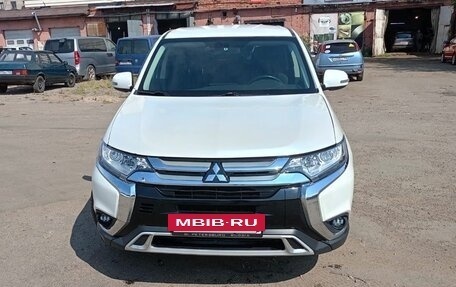 Mitsubishi Outlander III рестайлинг 3, 2018 год, 1 600 000 рублей, 2 фотография