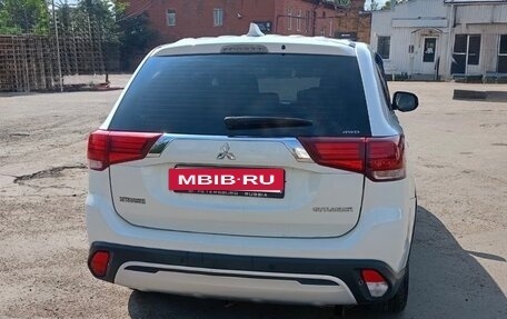 Mitsubishi Outlander III рестайлинг 3, 2018 год, 1 600 000 рублей, 4 фотография