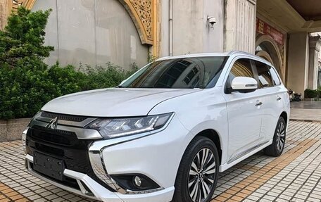 Mitsubishi Outlander III рестайлинг 3, 2021 год, 2 450 000 рублей, 1 фотография