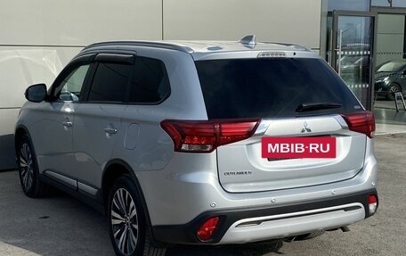 Mitsubishi Outlander III рестайлинг 3, 2021 год, 3 675 000 рублей, 8 фотография
