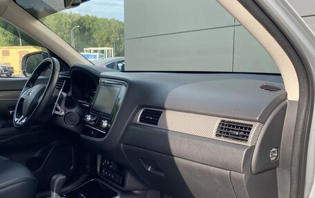 Mitsubishi Outlander III рестайлинг 3, 2021 год, 3 675 000 рублей, 13 фотография