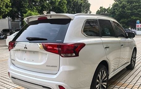 Mitsubishi Outlander III рестайлинг 3, 2021 год, 2 450 000 рублей, 5 фотография