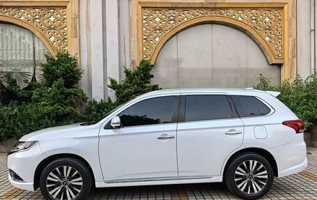 Mitsubishi Outlander III рестайлинг 3, 2021 год, 2 450 000 рублей, 4 фотография