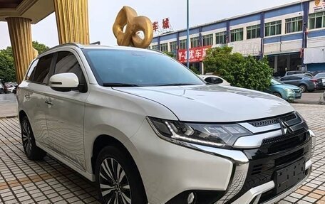 Mitsubishi Outlander III рестайлинг 3, 2021 год, 2 450 000 рублей, 3 фотография