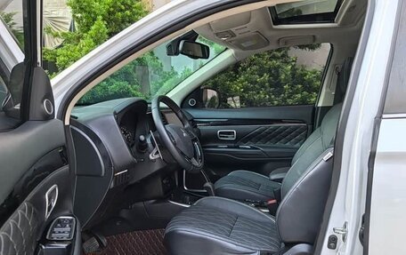 Mitsubishi Outlander III рестайлинг 3, 2021 год, 2 450 000 рублей, 6 фотография