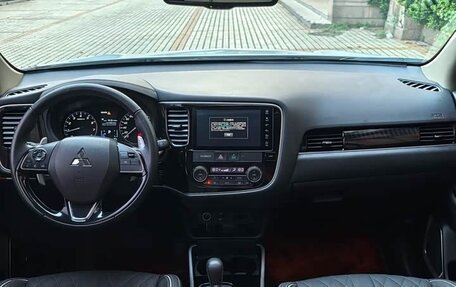 Mitsubishi Outlander III рестайлинг 3, 2021 год, 2 450 000 рублей, 9 фотография