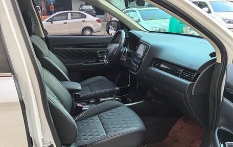 Mitsubishi Outlander III рестайлинг 3, 2021 год, 2 450 000 рублей, 8 фотография