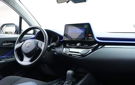 Toyota C-HR I рестайлинг, 2022 год, 2 000 000 рублей, 7 фотография