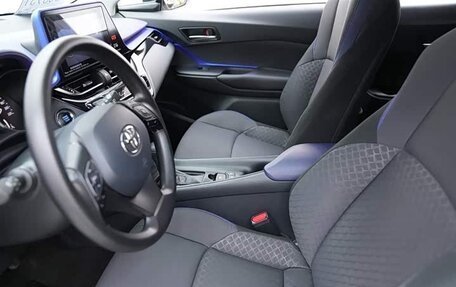 Toyota C-HR I рестайлинг, 2022 год, 2 000 000 рублей, 6 фотография