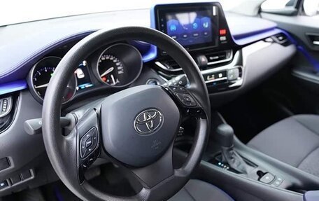 Toyota C-HR I рестайлинг, 2022 год, 2 000 000 рублей, 5 фотография
