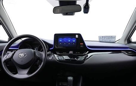 Toyota C-HR I рестайлинг, 2022 год, 2 000 000 рублей, 8 фотография