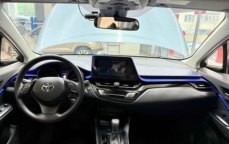Toyota C-HR I рестайлинг, 2022 год, 2 250 000 рублей, 9 фотография