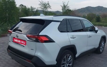 Toyota RAV4, 2022 год, 2 400 000 рублей, 3 фотография