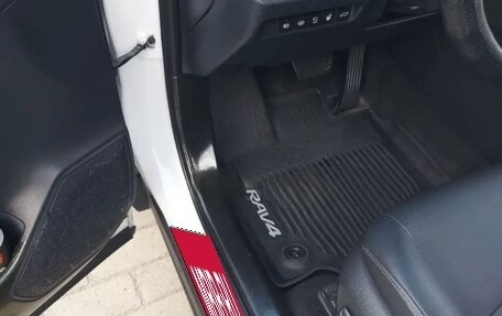 Toyota RAV4, 2022 год, 2 400 000 рублей, 7 фотография