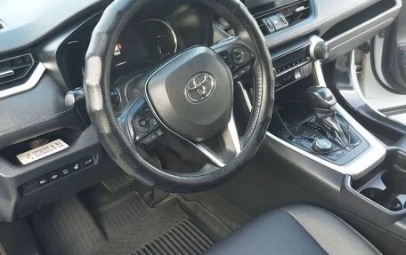 Toyota RAV4, 2022 год, 2 400 000 рублей, 9 фотография