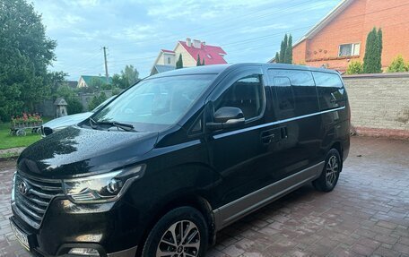 Hyundai Grand Starex Grand Starex I рестайлинг 2, 2018 год, 3 300 000 рублей, 2 фотография
