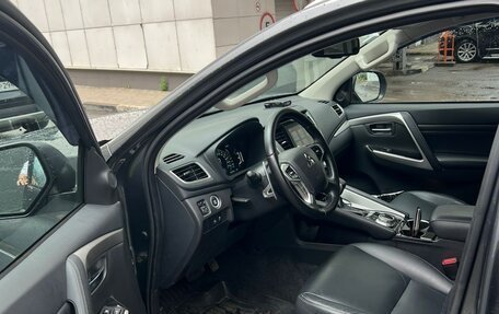 Mitsubishi Pajero Sport III рестайлинг, 2022 год, 4 200 000 рублей, 8 фотография
