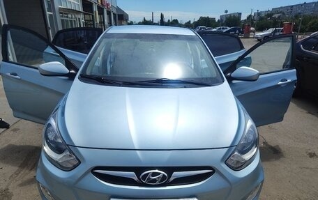 Hyundai Solaris II рестайлинг, 2013 год, 1 100 000 рублей, 2 фотография