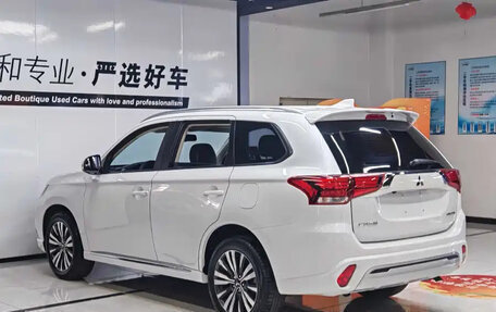 Mitsubishi Outlander III рестайлинг 3, 2021 год, 1 711 000 рублей, 4 фотография