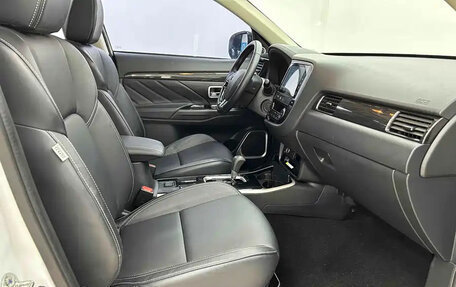Mitsubishi Outlander III рестайлинг 3, 2021 год, 1 711 000 рублей, 7 фотография