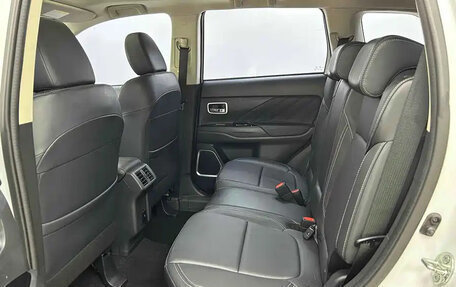 Mitsubishi Outlander III рестайлинг 3, 2021 год, 1 711 000 рублей, 9 фотография