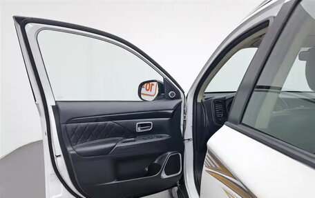 Mitsubishi Outlander III рестайлинг 3, 2021 год, 1 519 000 рублей, 11 фотография