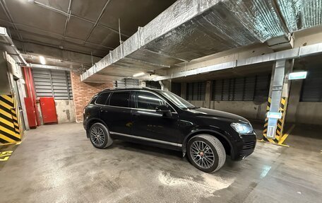 Volkswagen Touareg III, 2011 год, 1 850 000 рублей, 2 фотография