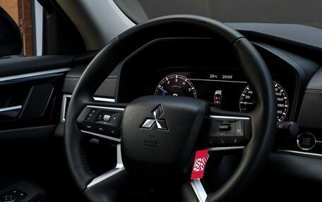 Mitsubishi Outlander, 2022 год, 3 600 000 рублей, 14 фотография