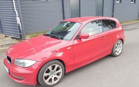 BMW 1 серия, 2011 год, 750 000 рублей, 2 фотография