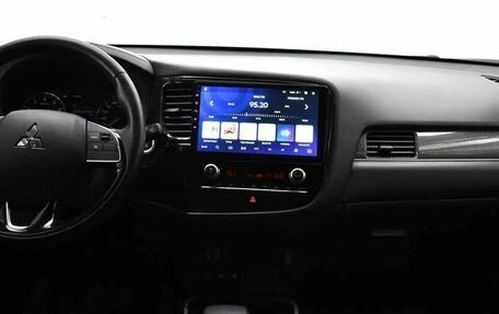 Mitsubishi Outlander III рестайлинг 3, 2020 год, 2 480 000 рублей, 5 фотография