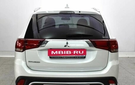 Mitsubishi Outlander III рестайлинг 3, 2020 год, 2 480 000 рублей, 3 фотография
