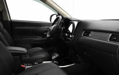 Mitsubishi Outlander III рестайлинг 3, 2020 год, 2 480 000 рублей, 16 фотография