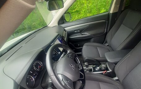 Mitsubishi Outlander III рестайлинг 3, 2018 год, 2 500 000 рублей, 7 фотография