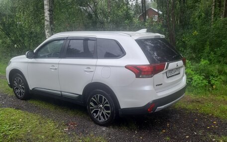 Mitsubishi Outlander III рестайлинг 3, 2018 год, 2 500 000 рублей, 6 фотография