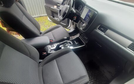 Mitsubishi Outlander III рестайлинг 3, 2018 год, 2 500 000 рублей, 8 фотография