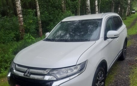 Mitsubishi Outlander III рестайлинг 3, 2018 год, 2 500 000 рублей, 3 фотография