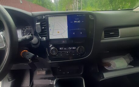 Mitsubishi Outlander III рестайлинг 3, 2018 год, 2 500 000 рублей, 10 фотография