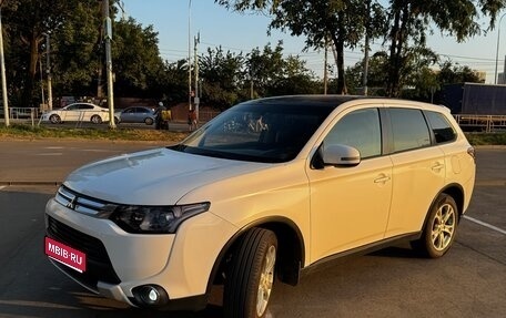 Mitsubishi Outlander III рестайлинг 3, 2014 год, 1 680 000 рублей, 1 фотография