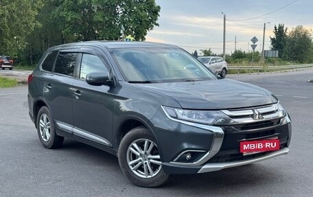 Mitsubishi Outlander III рестайлинг 3, 2018 год, 1 299 999 рублей, 7 фотография