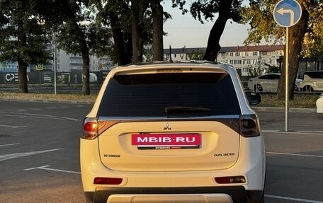 Mitsubishi Outlander III рестайлинг 3, 2014 год, 1 680 000 рублей, 6 фотография