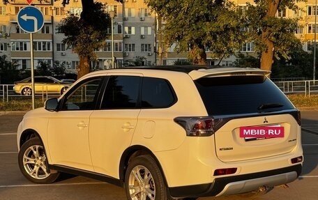 Mitsubishi Outlander III рестайлинг 3, 2014 год, 1 680 000 рублей, 2 фотография