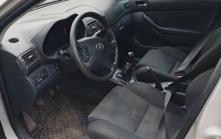 Toyota Avensis III рестайлинг, 2005 год, 630 000 рублей, 3 фотография