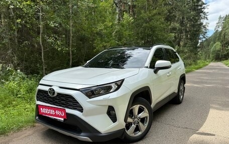 Toyota RAV4, 2020 год, 2 990 000 рублей, 5 фотография